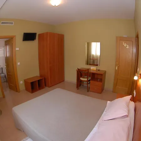 Hotel Dora *