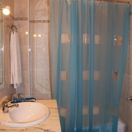 Hotel Dora *